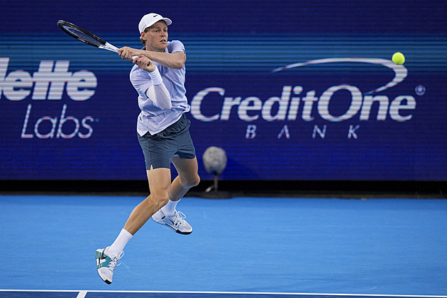 Sinner odvracel setbol, Sabalenková si oddechla. Rinderknech v parnu zkolaboval