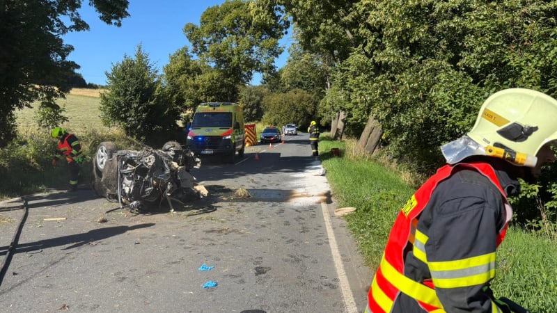 Do stromu narazil na Bruntálsku mladý řidič BMW. Spolujezdec nepřežil, na místo letěl vrtulník
