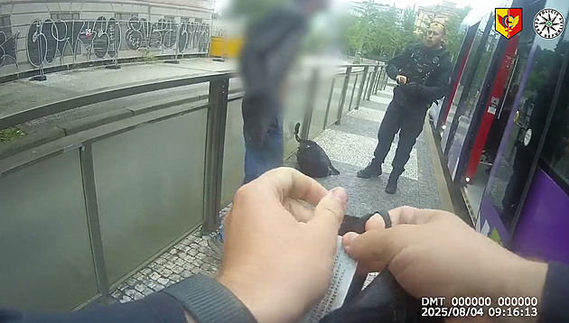 Muž při hádce v tramvaji máchal nožíkem a šroubovákem. Policisté ho zaklekli