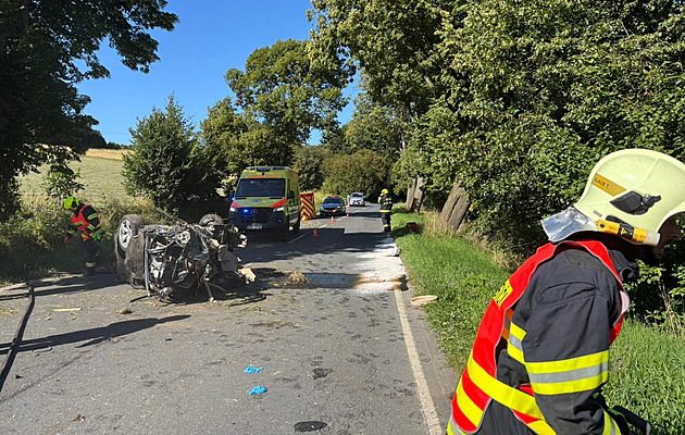 Mladík vjel příliš rychle do zatáčky, po nárazu do stromu zemřel jeho kamarád