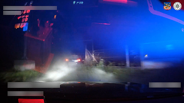 Řidič se po divoké honičce s policií snažil hlídce u kolejiště zmizet po svých