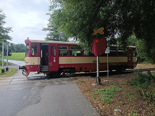 Zakrytá světla u přejezdu kolejí. Policie stále hledá viníka, vyslýchá desítky svědků