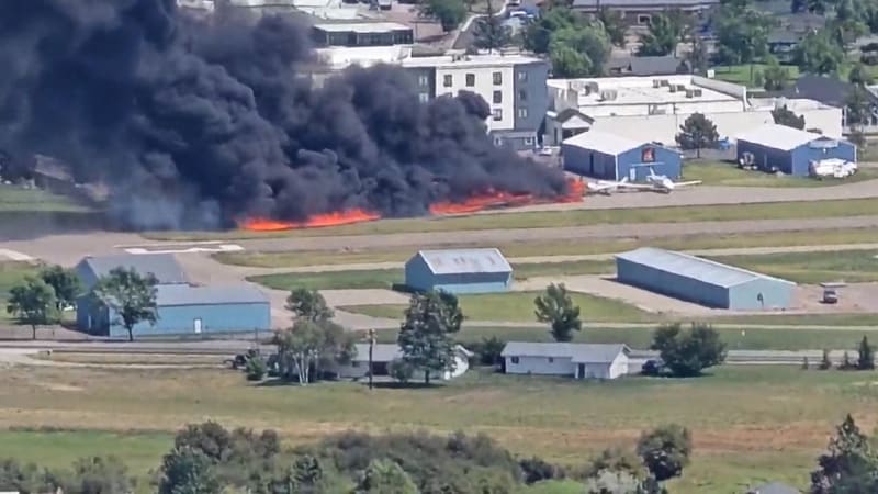 Pilot v USA nezvládl řízení a vrazil do zaparkovaných letadel. Záběry ukazují ohnivé peklo
