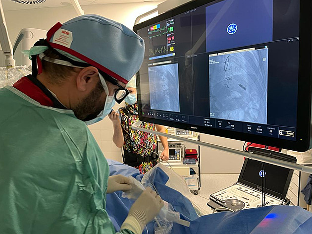 Místo cyklovýletu putoval senior na sál. Lékaři při operaci využili novou metodu