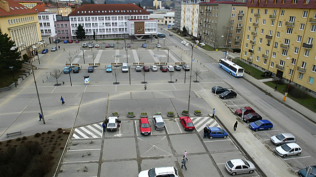 Okrádání u supermarketu, zbitá dívka. Gang výrostků terorizuje Blansko