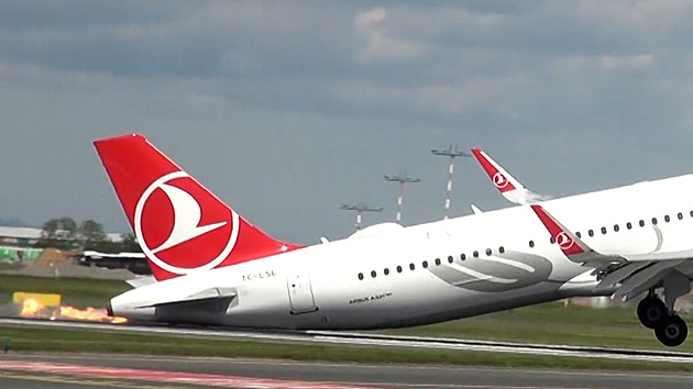 Mohli za to piloti. Ústav vyšetřil, proč airbus drhl ocasem o ruzyňskou ranvej