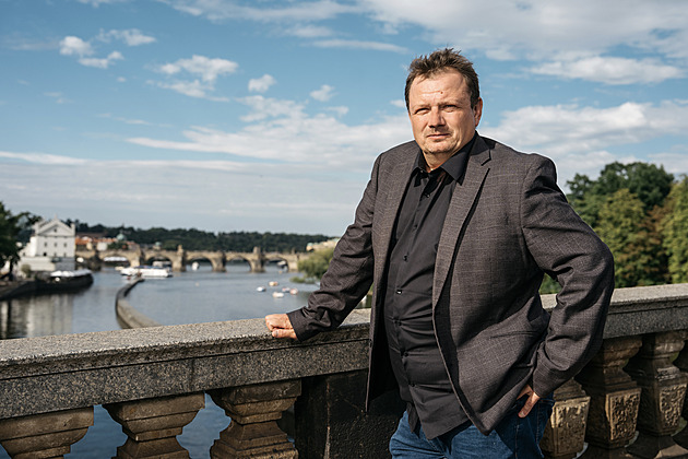 Ukrajinky pohrdají muži, kteří nešli bránit svou zemi, říká šéf Paměti národa Kroupa