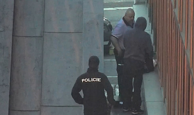 Zloděj zkoumal ukradený trezor před policejním prezidiem, natočila ho kamera