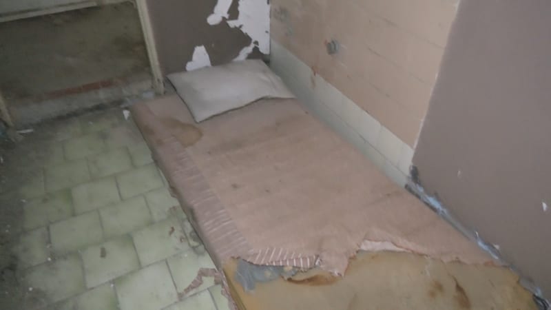 Oslava narozenin se zvrhla: Brutální útok na bezdomovce v Lužanech si mladíci natáčeli