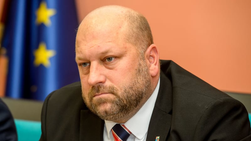 Komínek z KSČM chce zakázat vládní strany. Nejde o demokracii, ale o porušování zákonů, řekl