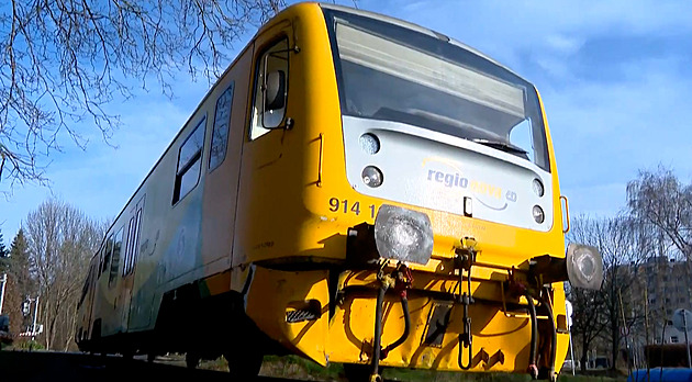 Žena šla o holích v kolejišti, projíždějící vlak ji odmrštil a vážně zranil