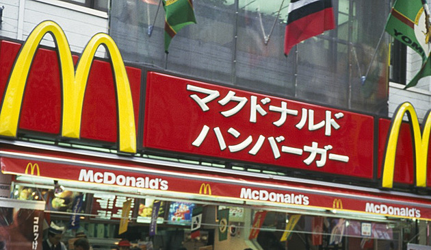 Fandové vykoupili McDonald´s kvůli kartám Pokémonů, jídlo vyhodili. Rvačky rovnala policie