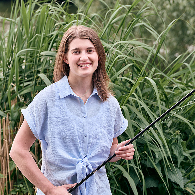 Třicetikilový kapr se v Česku dá chytit, na velké kusy se čeká i dny, říká mladá rybářka