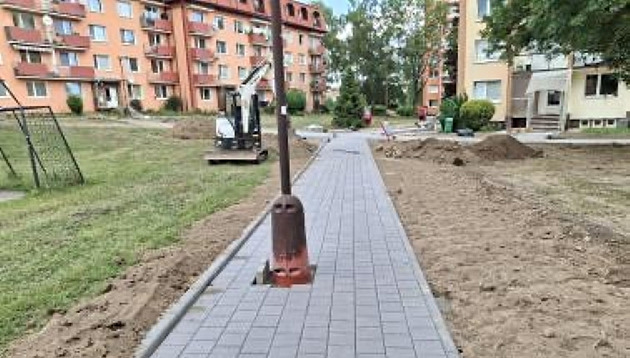 Lampy uprostřed chodníků. Kde udělali soudruzi chybu? Je to záměr, tvrdí město