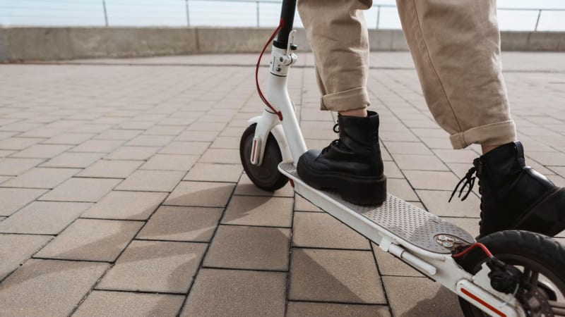 Tragédie v USA: Dvanáctiletá dívka zemřela po nehodě na koloběžce. Rodina chce změnit zákon