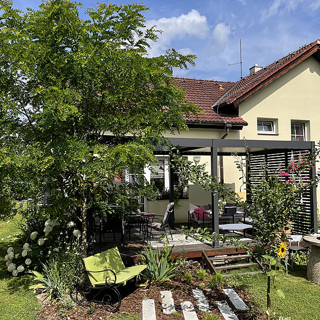 Po službě v nemocnici boří ruce do hlíny a plní si romantické představy