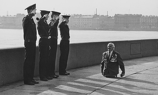 Z beznohého mariňáka udělali vzor sovětského člověka. Jeho fotka však vadila