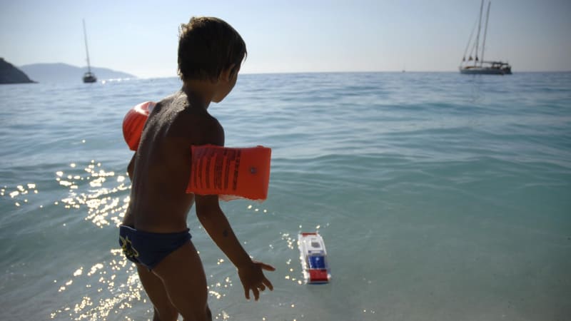 Dítě na Jadranu zmizelo z pláže, našlo se mrtvé v moři. Z hypotézy záchranářů mrazí