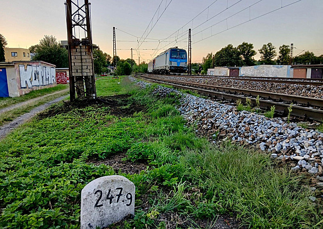 Požár vedení u České Třebové komplikoval dopravu. Provoz obnovili o půlnoci