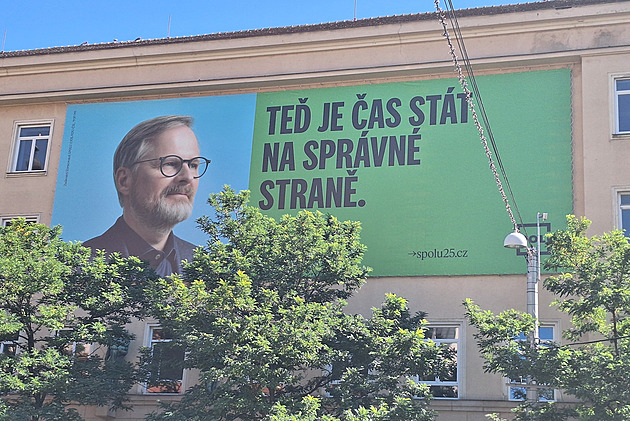 Památkářům vadí Fialův obří billboard v Brně. Vyhlíží jako budovatel, glosují lidé