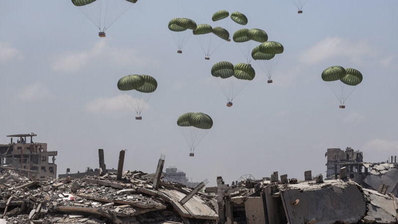 Hrozivé záběry z Gazy. Mladíka zabil padající balík s humanitární pomocí