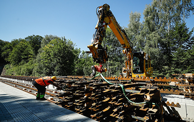 VIDEO: Nejstrmější železnice v Česku prochází náročnou opravou, jde o milimetry