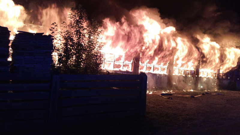 Rozsáhlý požár na Kroměřížsku: Hasiči s ním bojují od půlnoci, platí třetí poplachový stupeň