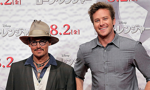 Zhulil jsem Johnnyho Deppa. Pak nás drželi od sebe, prozradil Armie Hammer