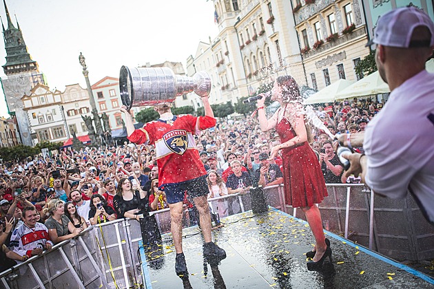 OBRAZEM: Nosek přivezl Stanley Cup povozem, na náměstí bouřily tisíce fanoušků