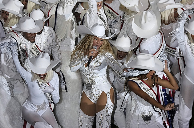 Po 35 Grammy má Beyoncé svou první Emmy, zaujala kostýmy při fotbalové show