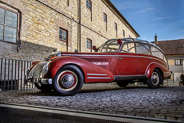 Unikátní hasičský speciál se skleníkem postavili pro Brno z kabrioletu