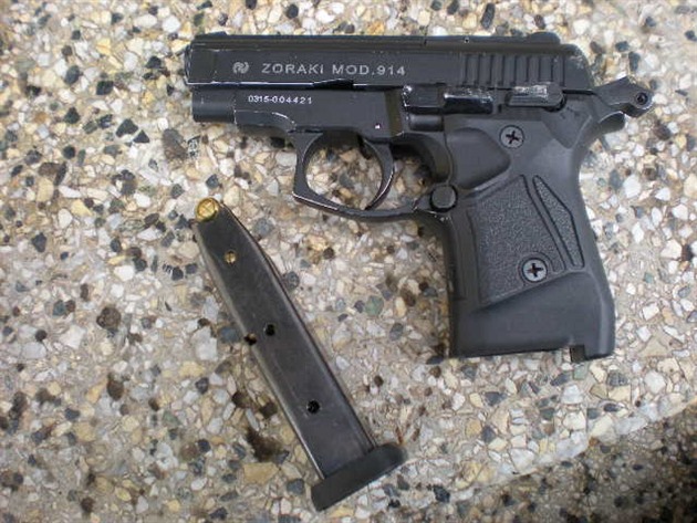 Kvůli plynové pistoli vtrhl do bytu a zmlátil své známé. Za chvíli už měl želízka