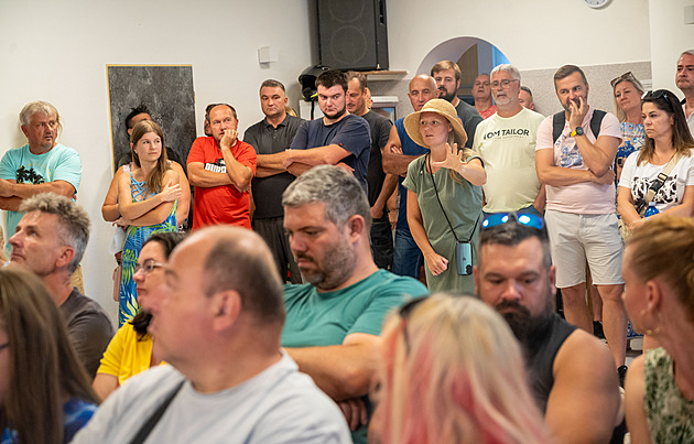 Po téměř hotové D49 se stále nejezdí, obyvatelé obce na protest zablokují silnici