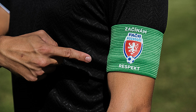 Pánové, respekt, jsem tady nový! Zelené pásky pro začínající sudí se objeví i v lize