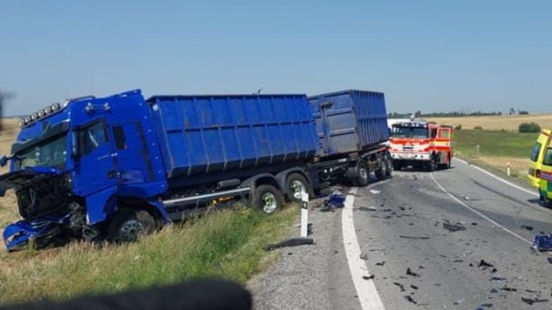 Kamion rozdrtil na Jihlavsku osobní auto: Spolujezdkyně zemřela, na místo letěl vrtulník