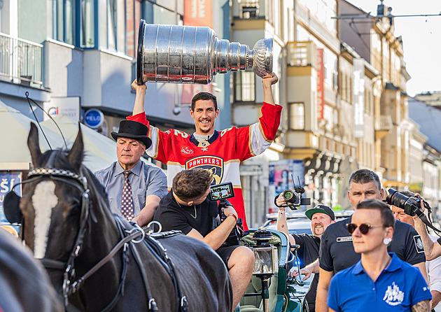 Už jede! Noska se Stanley Cupem přivezl kočár. Občas to bylo těsné, smál se