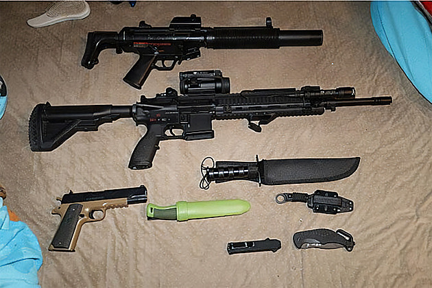 Student, který vyhrožoval vystřílením třídy a měl doma zbraně, půjde před soud