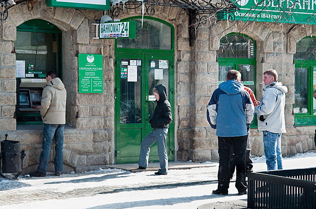 Výpadky mobilních plateb vrací Rusy k hotovosti. Z bankomatů dolují miliardy rublů