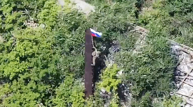 Rusko penetrovalo frontu v Donbasu. Syrského už ostřelují i ze Západu