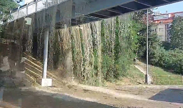 Havárie v Kačerově vytvořila na lávce vodopád. Do metra se voda nedostala