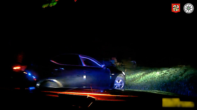 Řidič si zadriftoval a už měl v patách policii. Nepomohl mu ani blafák s blinkry