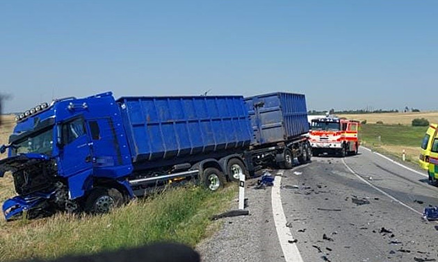 Při srážce nákladní soupravy a osobního auta na Vysočině zemřela spolujezdkyně