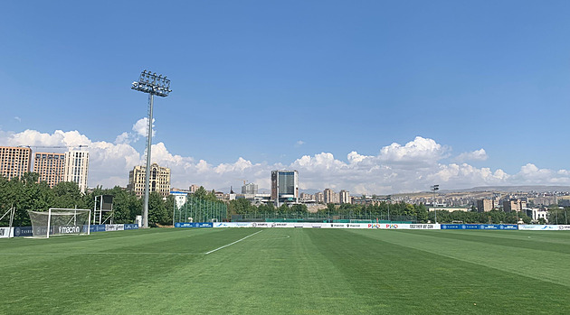 Jediná tribuna, za bránou stromová alej. Spartu čeká v Jerevanu netradiční souboj
