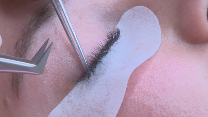 Každodenní líčení jako riziko pro zdraví? Experti varují před kosmetickými zákroky