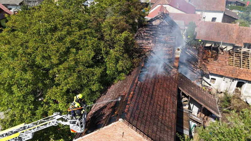 Rozsáhlý požár domu na Vyškovsku: Na jednoho z hasičů spadl trám, škody jsou v řádu milionů