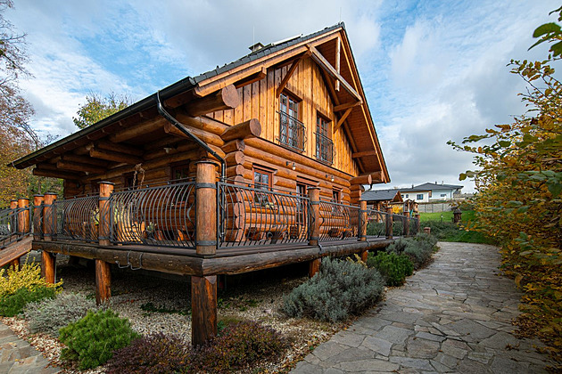 U Zlína si postavili osudový srub. Bydlení bez starostí si nemohou vynachválit