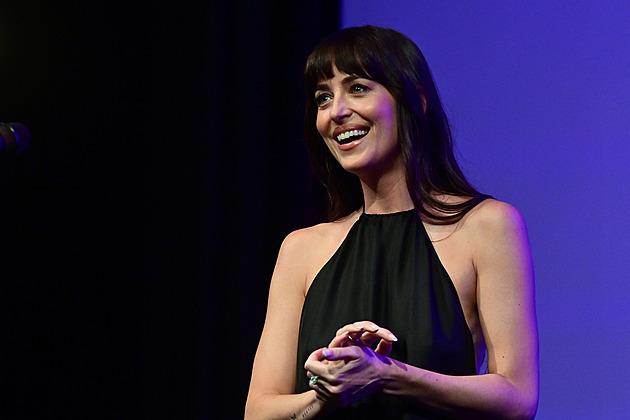 Boho bombshell: vlasový trend roku 2025 inspirovaný Dakotou Johnson na KVIFF