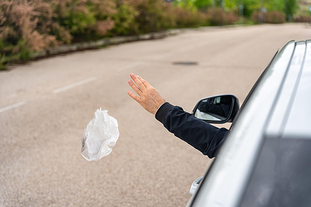 Itálie zdražila pokuty. Vyhazování odpadků z auta až za 440 tisíc