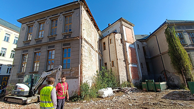 Interiér děsný, ale krov perfektní. Proměna školy v sídlo charity už běží