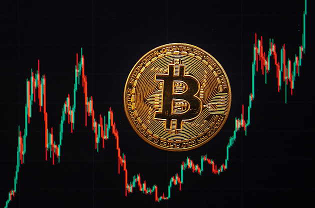 Bitcoin poprvé překročil hranici 124 000 dolarů, pak zisky smazal
